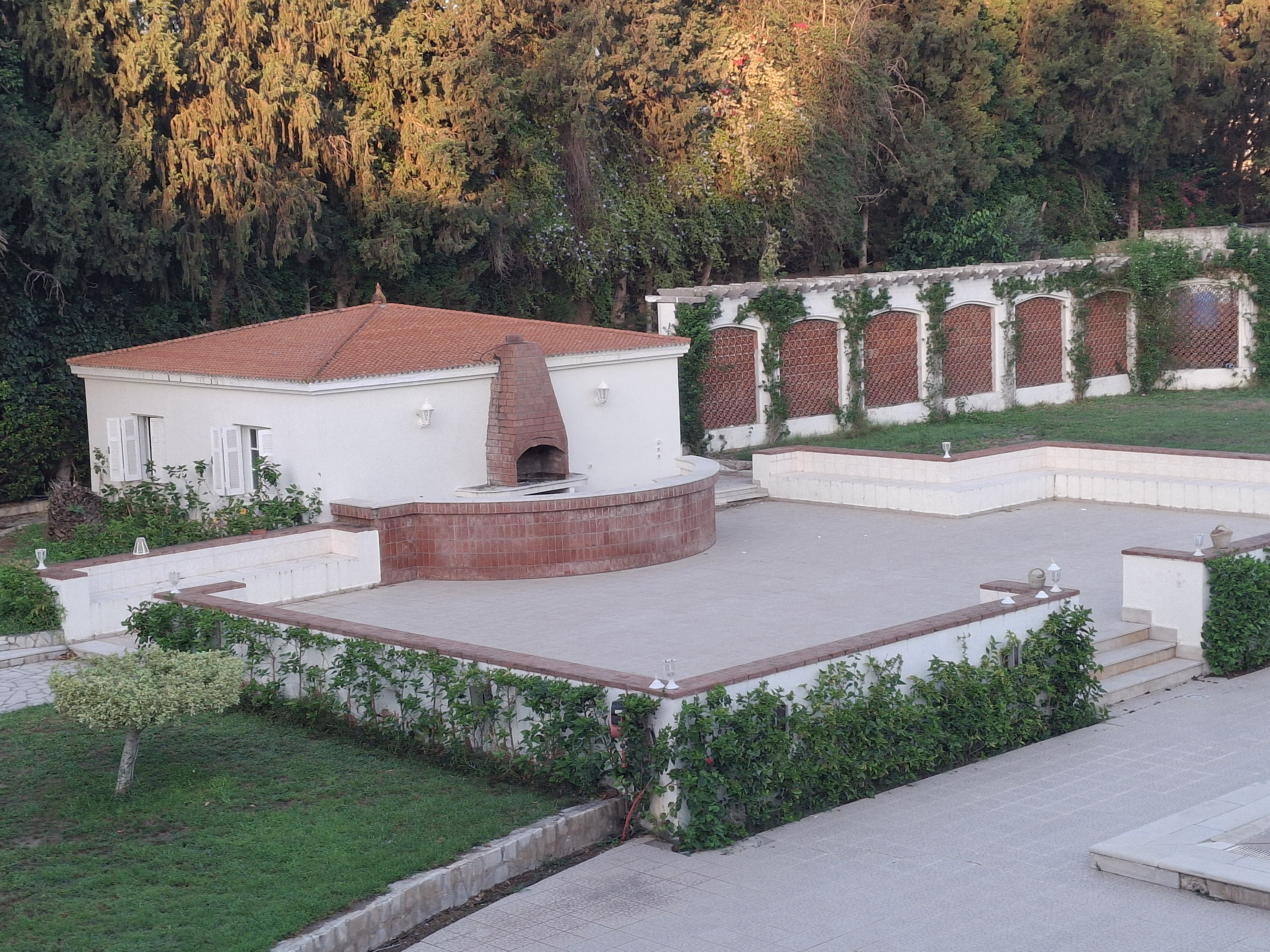 Barbecue outdoor vue piscine